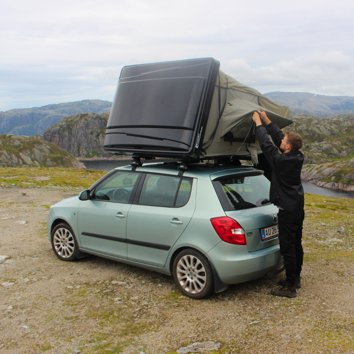 Erik Højgård sætter tagtelt op i Norge
