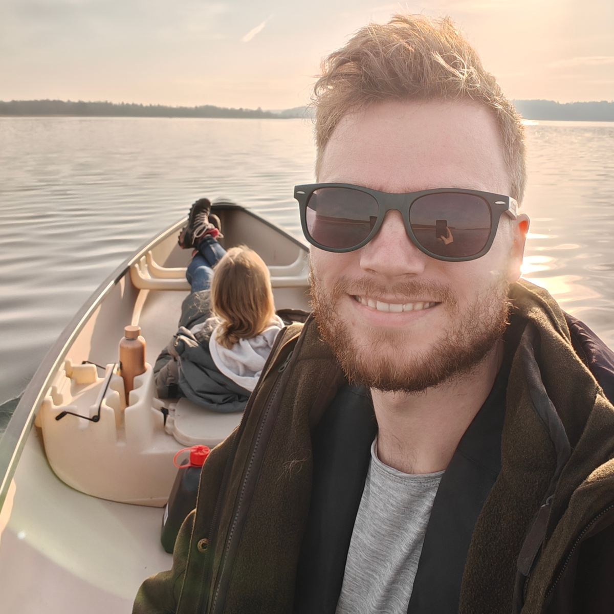 Erik fra Vildt Langt Ude sejler på Skanderborg sø i udlejnignskano med motor