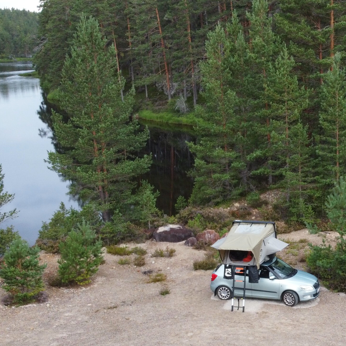 Opslået tagtelt på skoda fabia ved en å