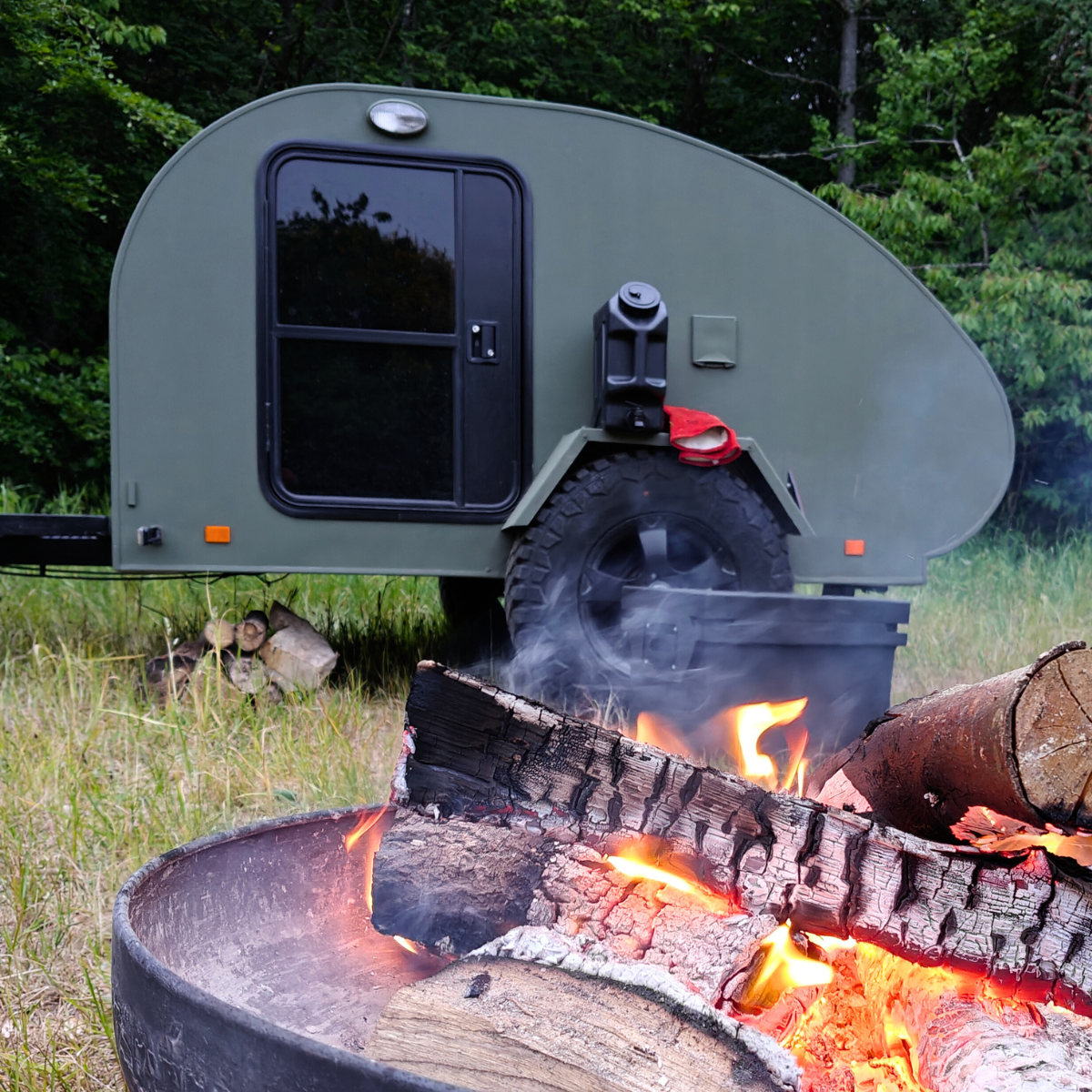 Outdoorcamper udlejningspakke med bålfad og køleboks