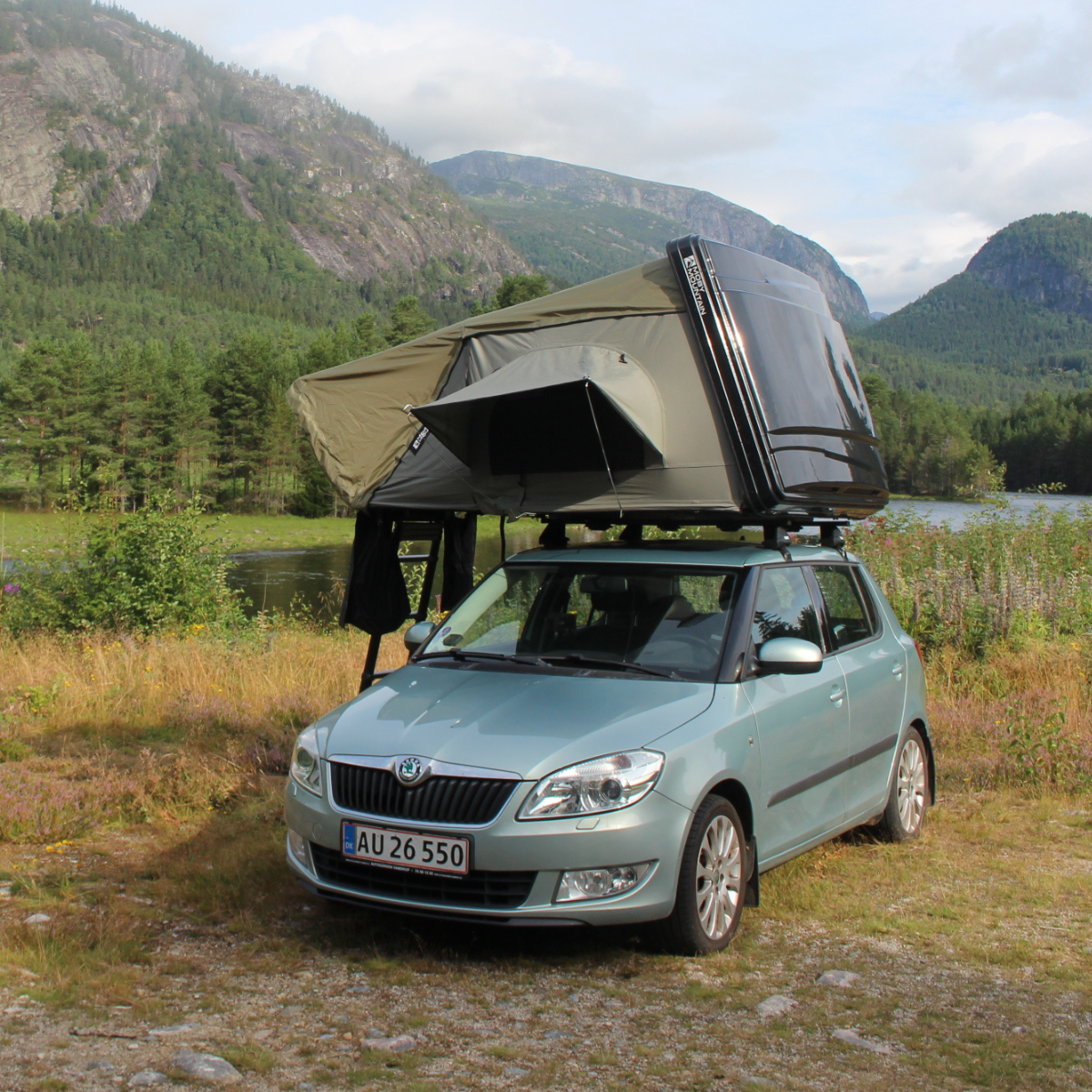 Tagtelt på skoda fabia i flot natur