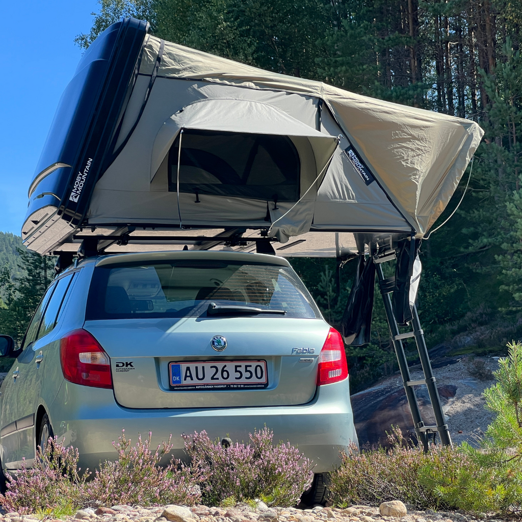 Tagtelt på skoda fabia i flot natur