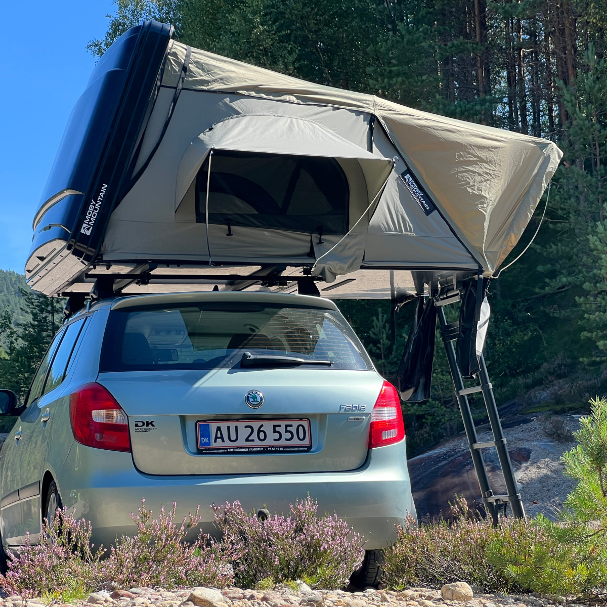 Tagtelt på skoda fabia i flot natur