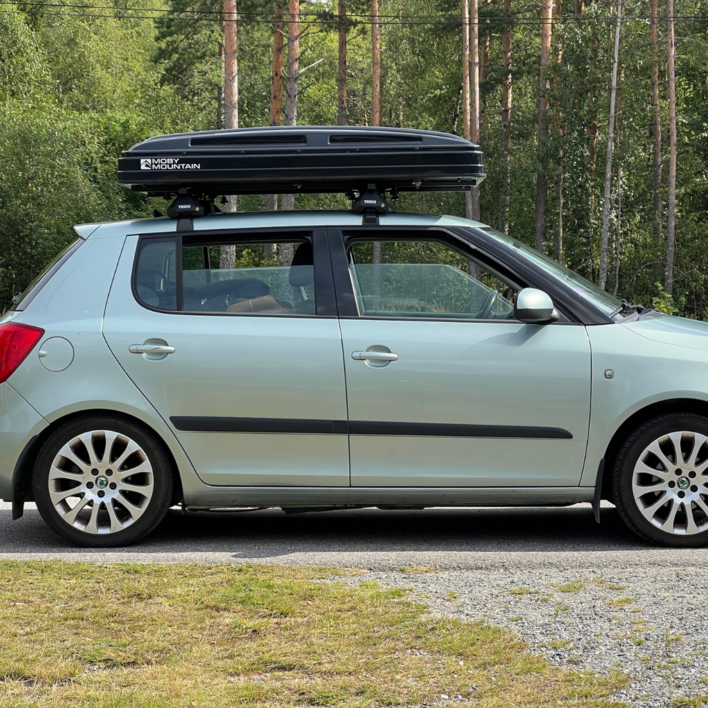 Lukket tagtelt på skoda fabia i flot natur